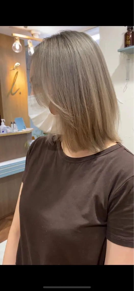 ショート カラー ベージュカラー ホワイトベージュ 横尾 歩のヘアスタイル