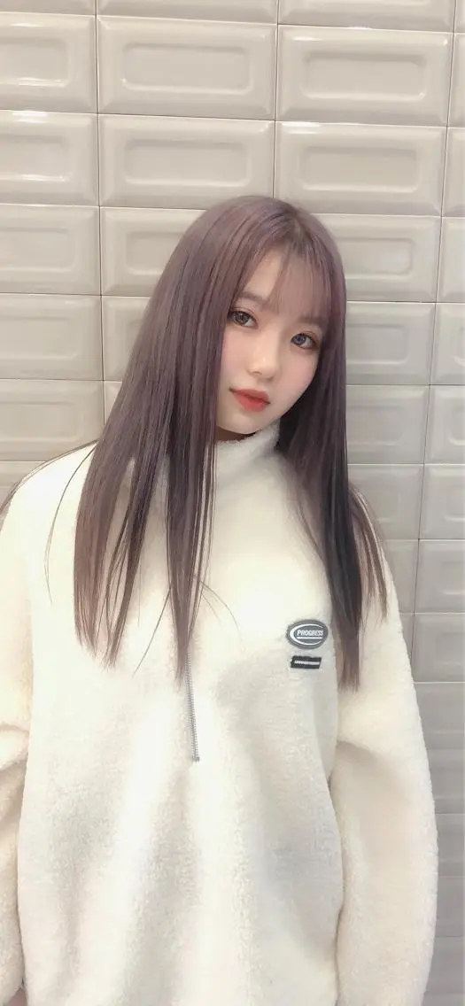 ロング ラベンダーベージュ Ravo 西村 優花のヘアスタイル
