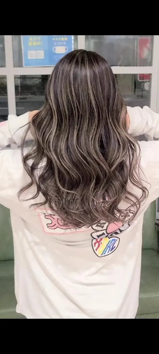 ロング カラー アッシュ アッシュグレー バレイヤージュ ベージュカラー ブリーチ ヘアカラー バレイヤージュ/ ハイライト/大内格のヘアスタイル