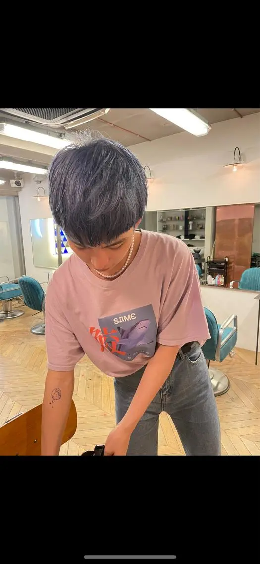 ショート カラー メンズ メンズバレイヤージュ メンズブリーチ センターパート フェードカット メンズハイライト スパイラルパーマ 🌐hina⭐️のヘアスタイル