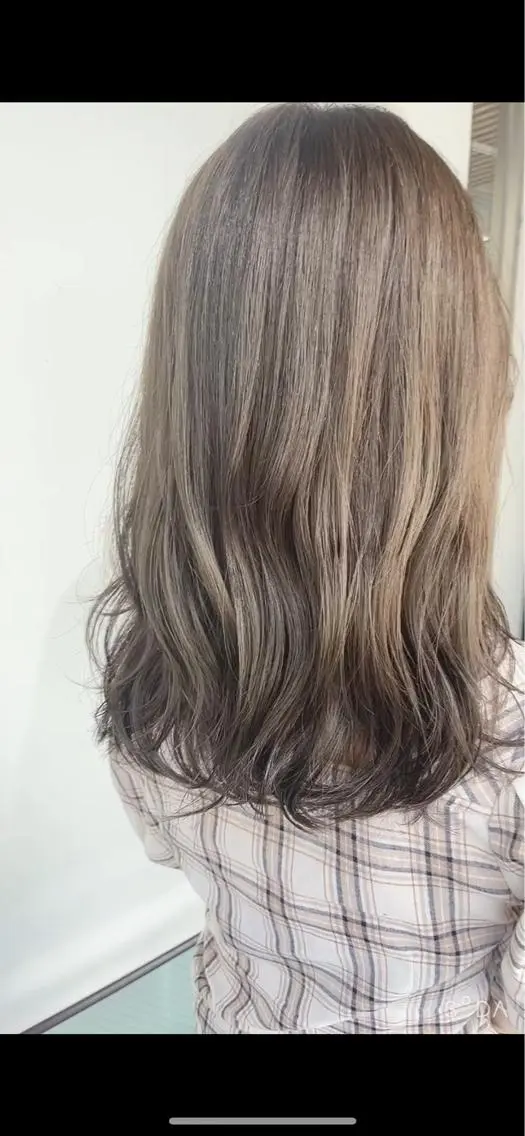 ミディアム カラー ベージュカラー オリーブベージュ チヒョ🦋 韓国hair🇰🇷のヘアスタイル