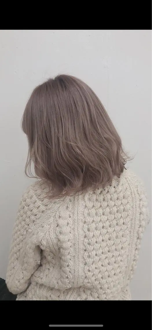セミロング ミルクティーカラー イイサカシュンスケのヘアスタイル