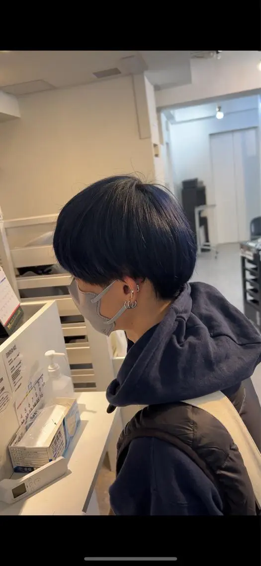 ショート カラー メンズ 黒髪 ブルーカラー ブルーブラック メンズ専門店 店長 小柳 裕夢のヘアスタイル