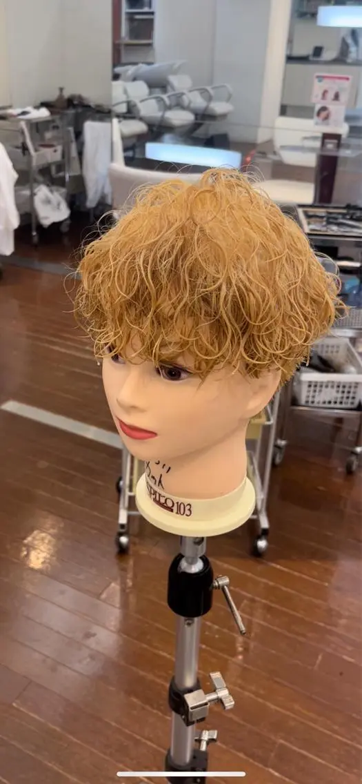 カラー パーマ メンズ メンズブリーチ メンズパーマ 波巻きパーマ ブリーチ 波巻きスパイラル 河原崎　基のヘアスタイル