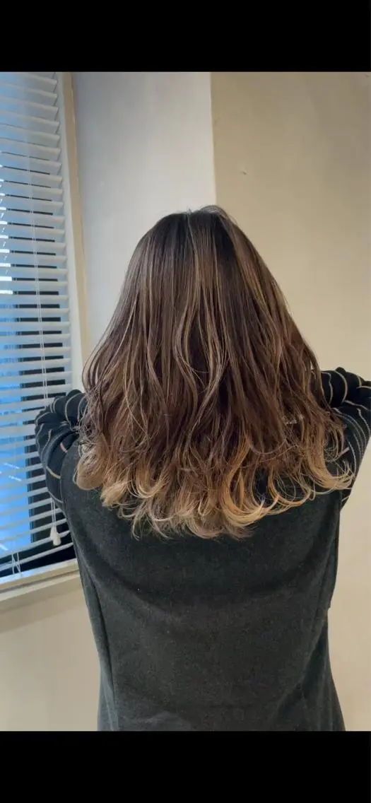 ミディアム カラー バレイヤージュ レイヤーカット 松村 総のヘアスタイル