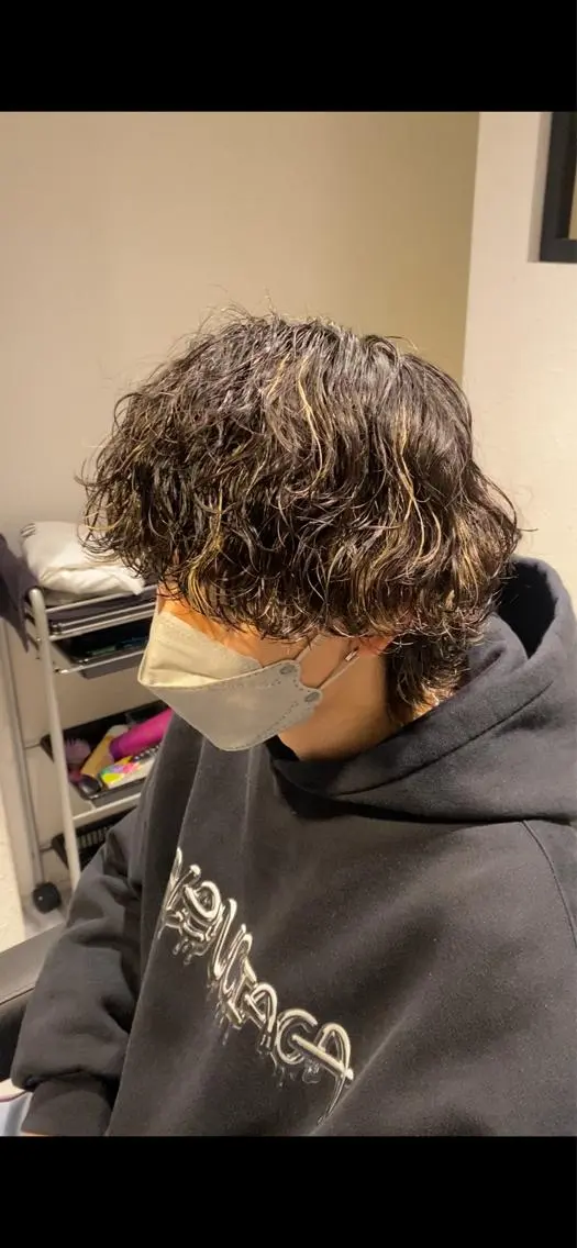 ショート カラー パーマ ヘアアレンジ メンズ アイブロウ センターパート メンズハイライト メンズハイトーン マッシュウルフ マッシュ カット パーマ トリートメント ヘッドスパ ヘアセット スパイキー/フェザー /波巻き/かいとのヘアスタイル