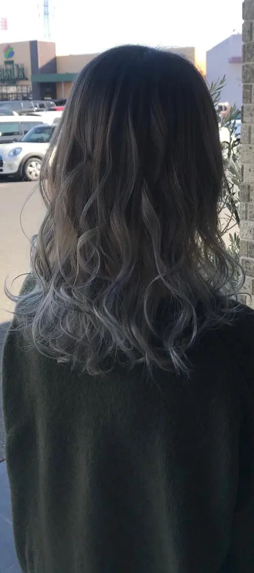 カラー バレイヤージュ シルバー ホワイトシルバー ヘアカラー トリートメント 豊田 恭平のヘアスタイル