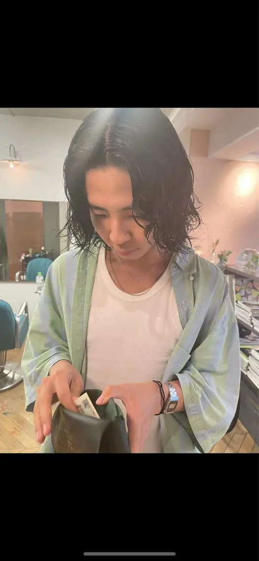 ショート パーマ メンズ メンズバレイヤージュ メンズブリーチ センターパート フェードカット メンズハイライト スパイラルパーマ 🌐hina⭐️のヘアスタイル