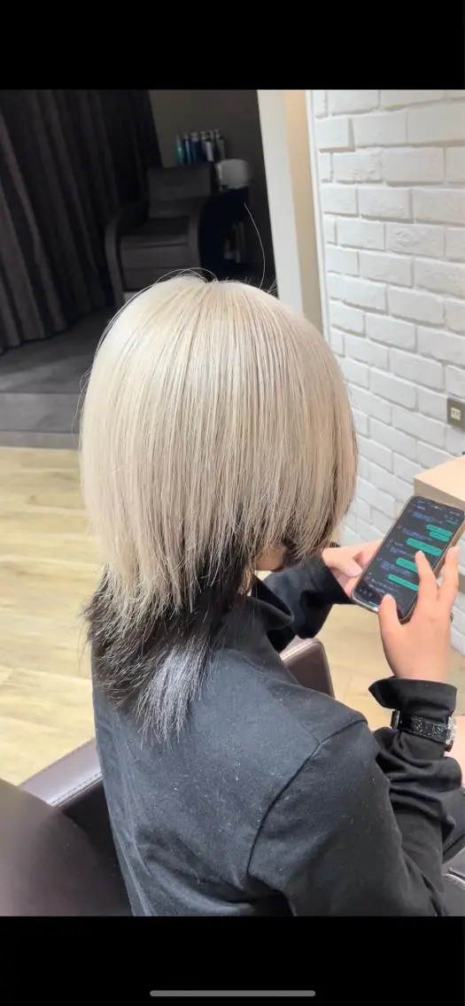 ミディアム ツートーンカラー ウルフカット 前田 菜奈子のヘアスタイル