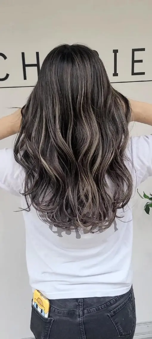 ロング カラー アッシュ アッシュグレー バレイヤージュ ベージュカラー ブリーチ ヘアカラー バレイヤージュ/ ハイライト/大内格のヘアスタイル