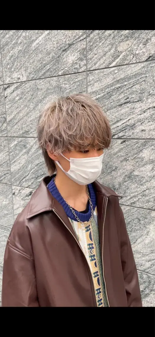 ショート カラー パーマ ヘアアレンジ メンズ アイブロウ センターパート メンズハイライト メンズハイトーン マッシュウルフ マッシュ カット ヘアカラー トリートメント ヘッドスパ ヘアセット スパイキー/フェザー /波巻き/かいとのヘアスタイル