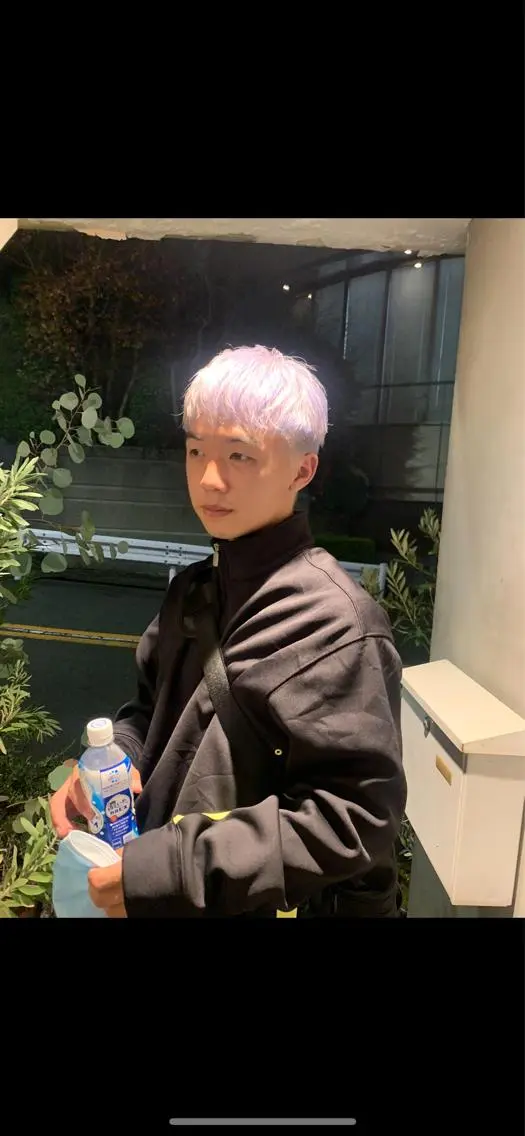 ショート カラー メンズ メンズバレイヤージュ メンズブリーチ センターパート フェードカット メンズハイライト スパイラルパーマ 🌐hina⭐️のヘアスタイル