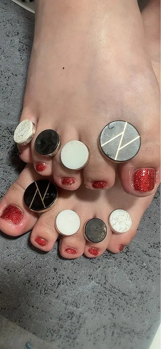 ネイル フットネイル ラメ(グリッター) ワンカラーネイル 赤色 Mimi Nailのネイルデザイン