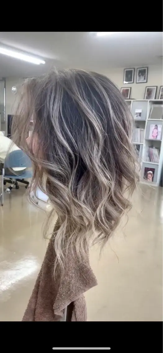 セミロング カラー バレイヤージュ レイヤーカット 小川 修平のヘアスタイル