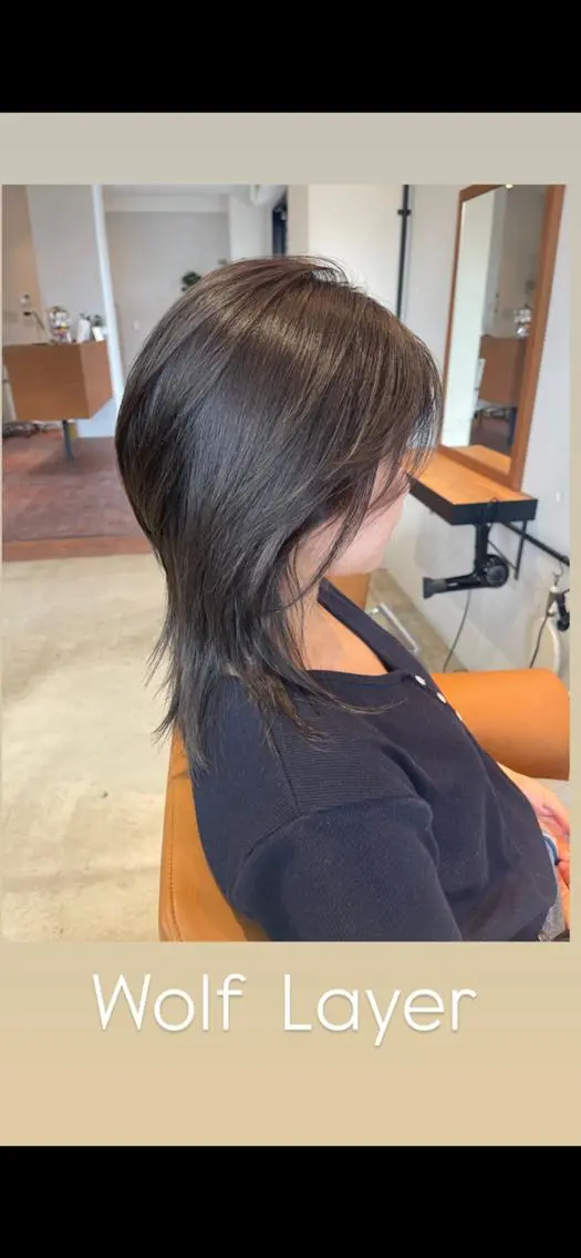 セミロング カラー グレージュ オリーブグレージュ オリーブグレー レイヤーカット ウルフカット ヘアカラー トリートメント 三浦 仁美のヘアスタイル