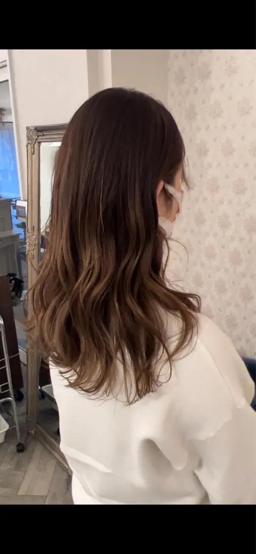 ロング nui三宮 白髪ぼかしモデルのヘアスタイル