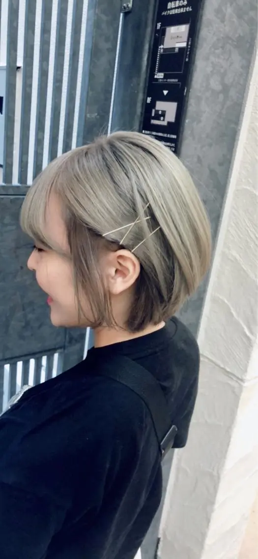 ショート カラー ウルフカット／吉村 桃子のヘアスタイル