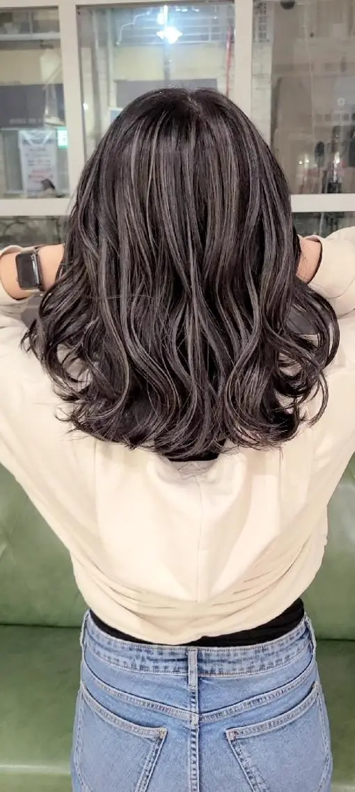ミディアム カラー アッシュ アッシュグレー バレイヤージュ ベージュカラー ブリーチ カット ヘアカラー トリートメント バレイヤージュ/ ハイライト/大内格のヘアスタイル