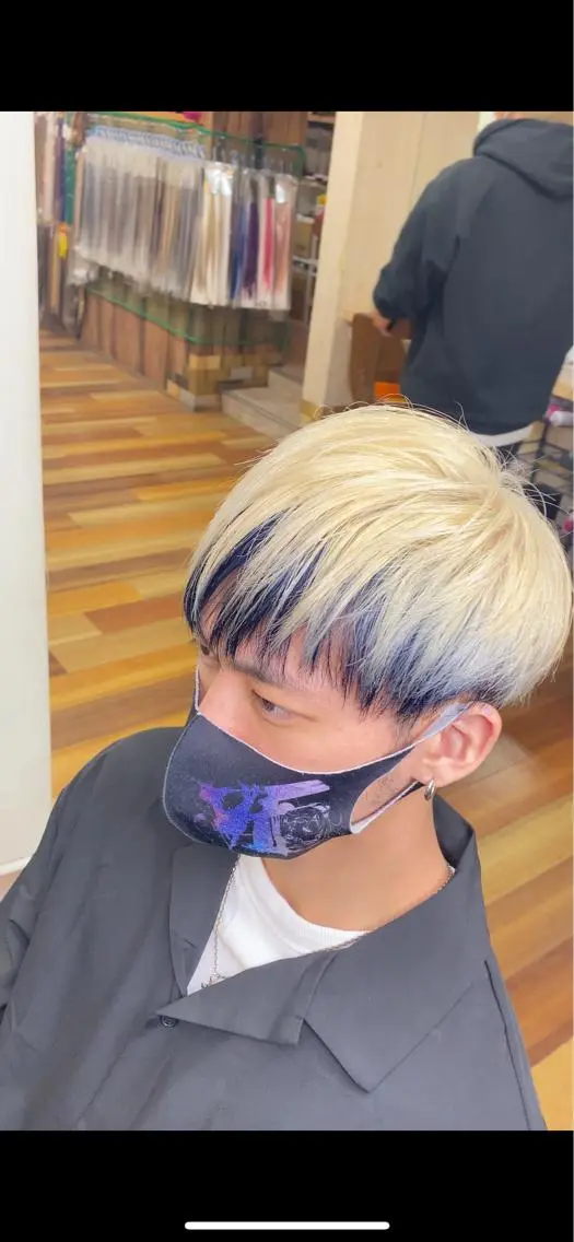 ショート カラー メンズ 抜きっぱなしブロンド ネイビーカラー 内山 京耶のヘアスタイル