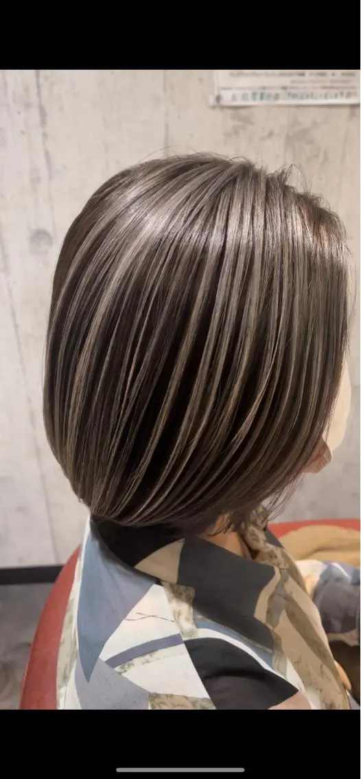 ミディアム カラー ハイライトカラー シルバー ハイライト カット ヘアカラー 縮毛髪質改善カケル 透明感カラー✨のヘアスタイル