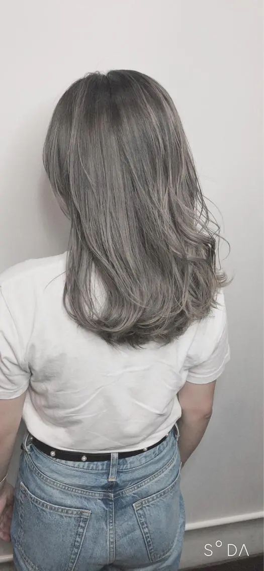 ミディアム カラー NINE+/代表 ブリーチ特化型サロンのヘアスタイル