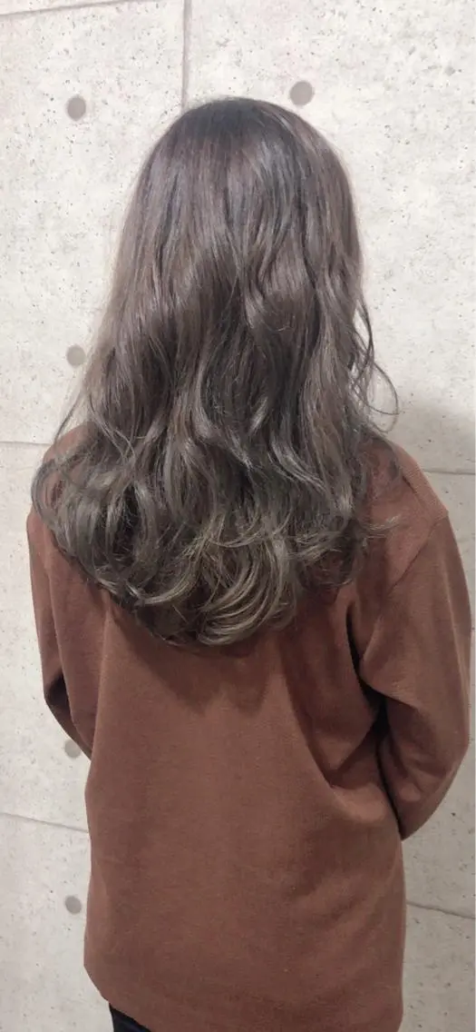 セミロング カラー パーマ ブリーチ グレージュ miki 🦎のヘアスタイル