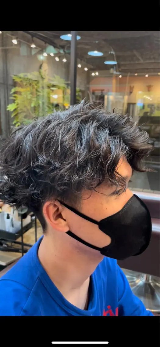 ミディアム パーマ メンズ ミディアムパーマ センターパート メンズパーマ スパイラルパーマ ヨシダ ジュンのヘアスタイル