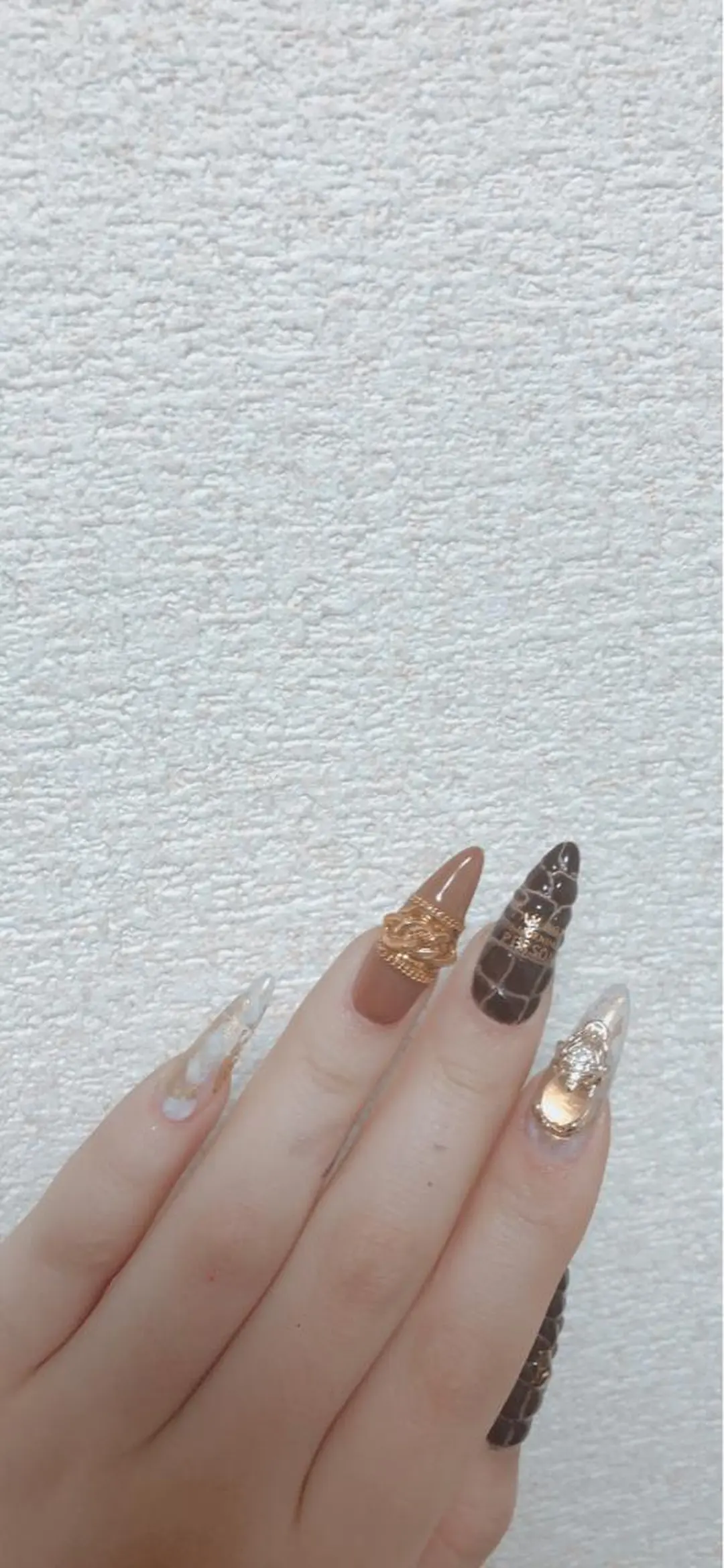 ロング ネイル ストーンネイル ハンドネイル 長さ出し専門 nynaのネイルデザイン