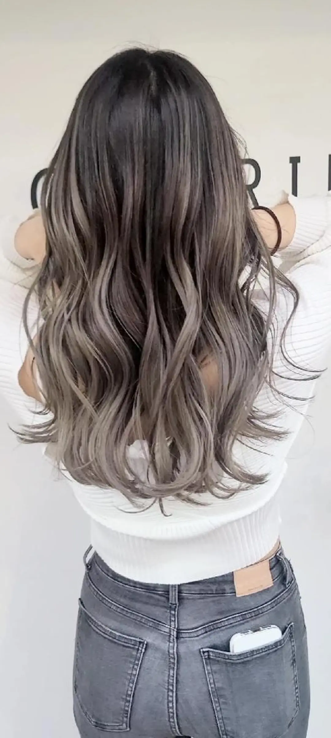 ロング カラー アッシュ アッシュグレー バレイヤージュ ベージュカラー ブリーチ バレイヤージュ/ ハイライト/大内格のヘアスタイル