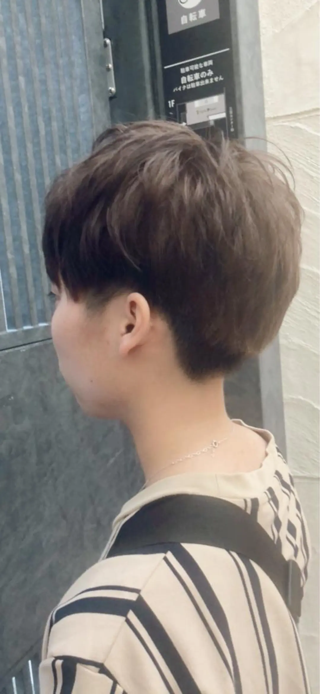 ショート カラー ウルフカット／吉村 桃子のヘアスタイル