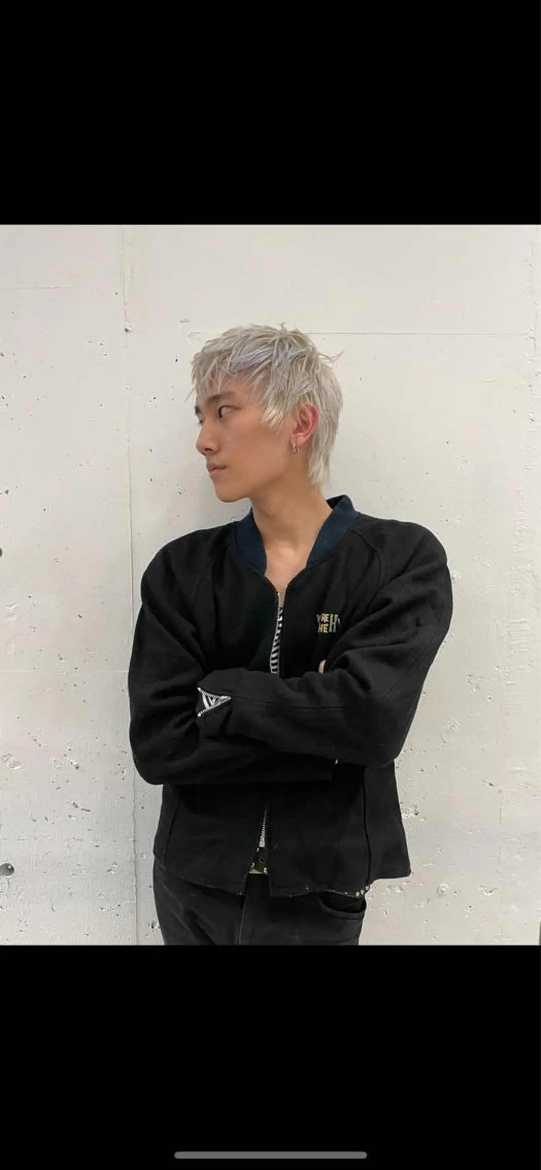 ショート カラー メンズ メンズバレイヤージュ メンズブリーチ センターパート フェードカット メンズハイライト スパイラルパーマ 🌐hina⭐️のヘアスタイル