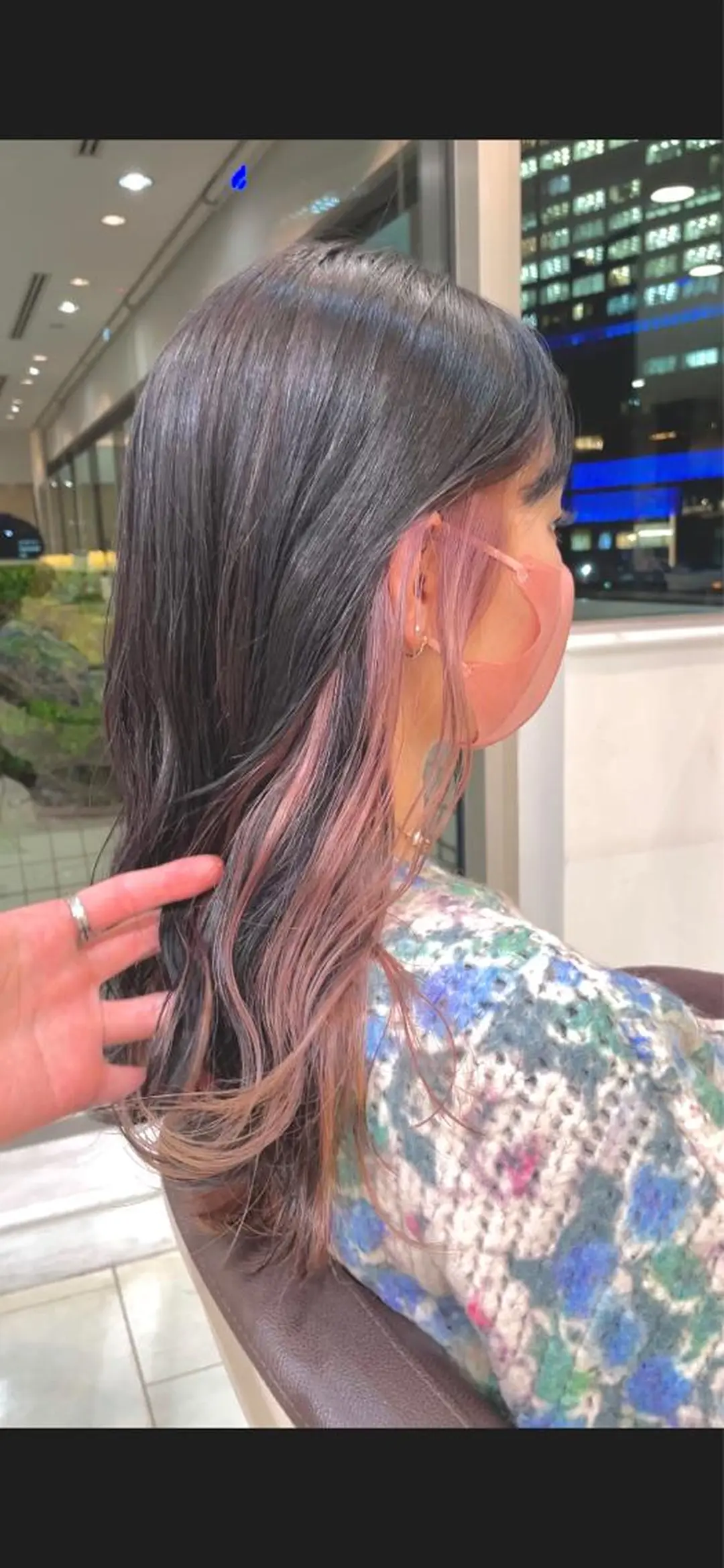 セミロング カラー ベージュカラー イヤリングカラー インナーカラー ピンクカラー ピンクベージュ 齋藤 尋真のヘアスタイル