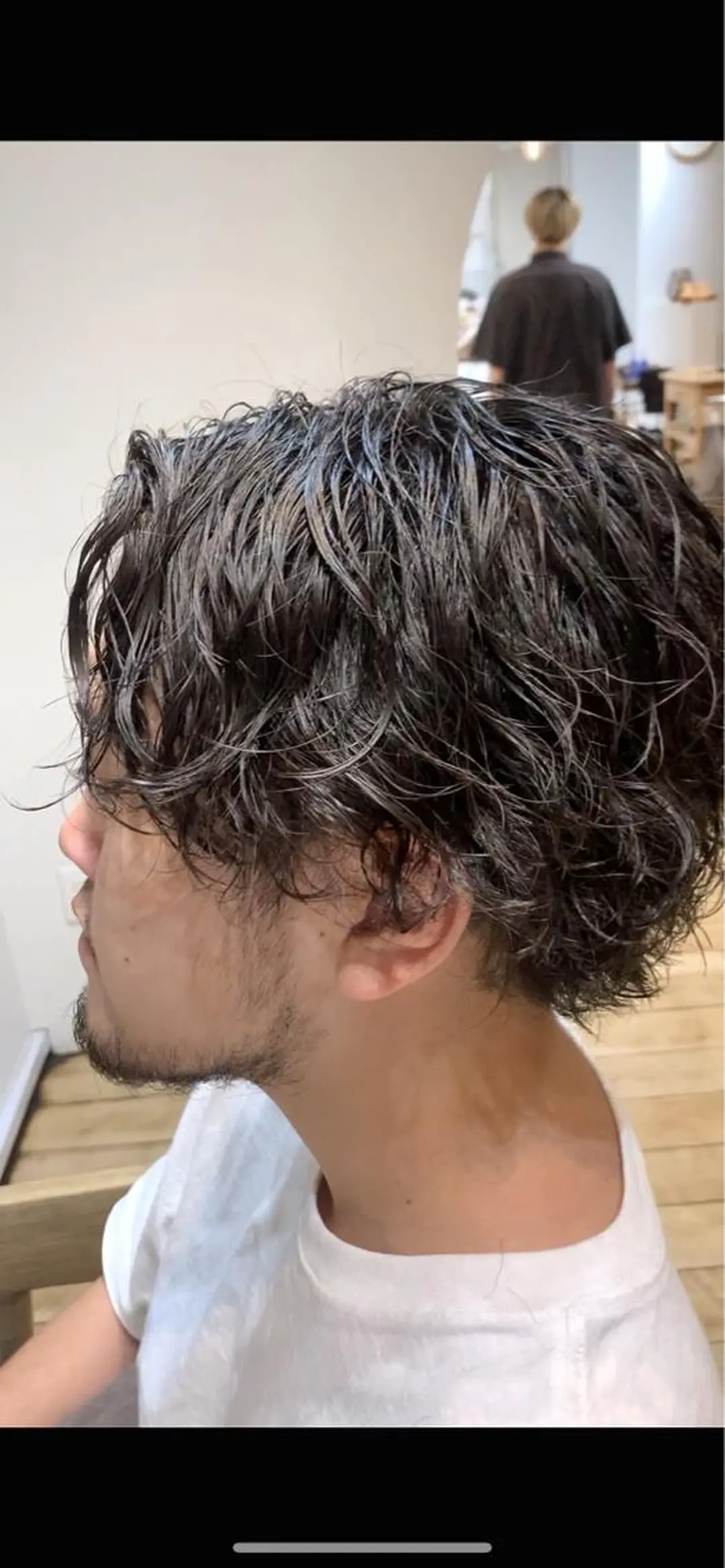 ミディアム パーマ メンズ ミディアムパーマ メンズブリーチ センターパート フェードカット メンズハイライト メンズStylist 山根慧のヘアスタイル