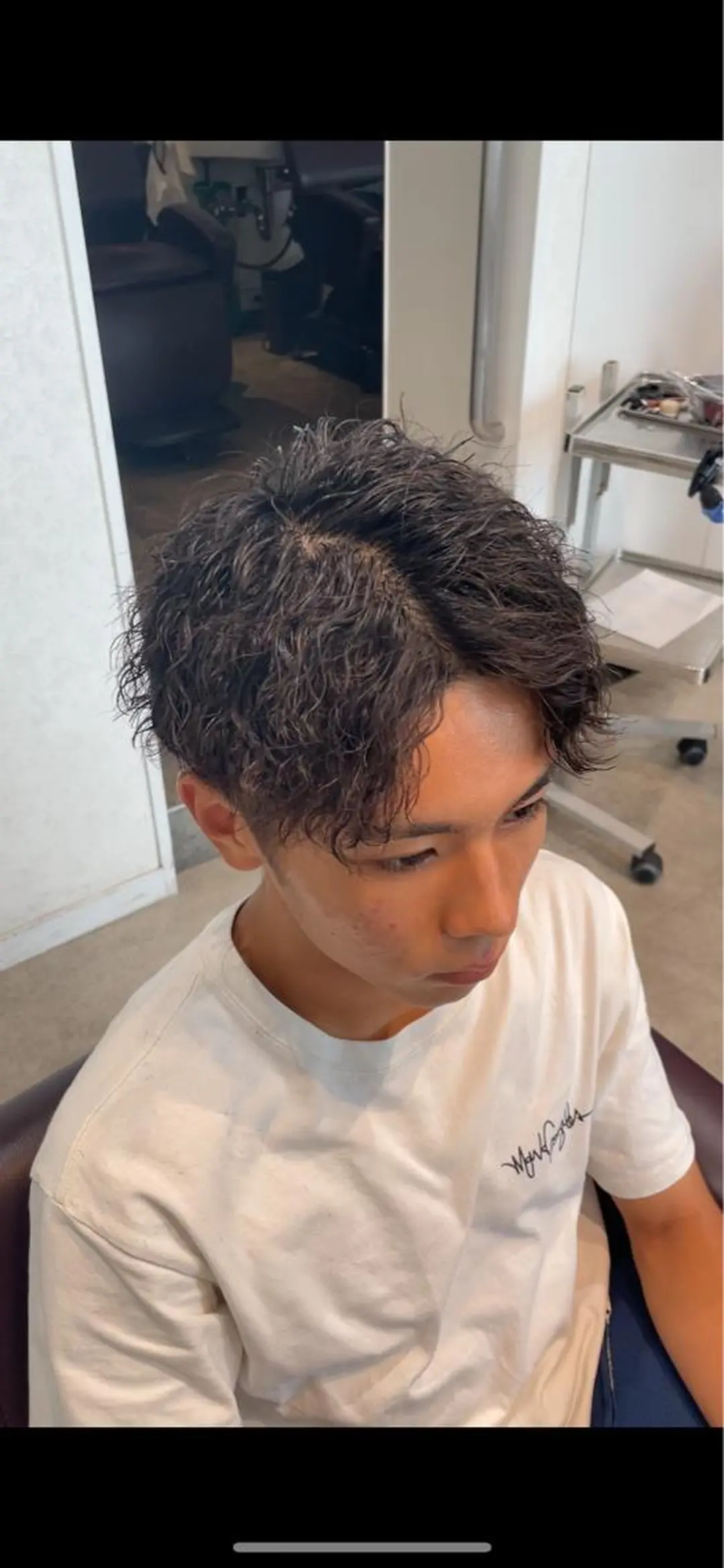 ショート パーマ メンズ メンズパーマ メンズツイストパーマ ツイストスパイラルパーマ スパイラルパーマ ツイストパーマ カット パーマ 色気のフェザーパーマ 港南台のメンズ美容師のヘアスタイル