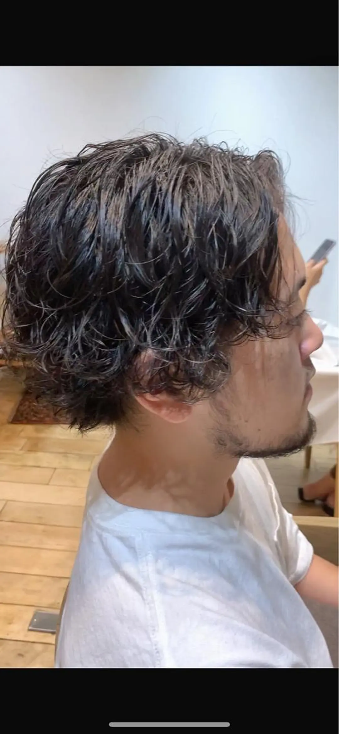 ミディアム パーマ メンズ ミディアムパーマ メンズブリーチ センターパート フェードカット メンズハイライト メンズStylist 山根慧のヘアスタイル