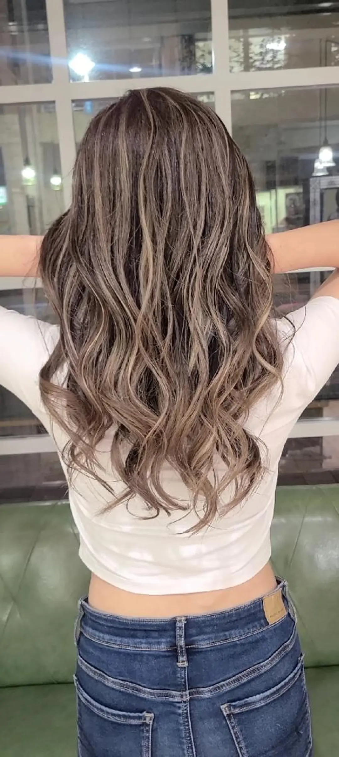 ロング カラー アッシュ アッシュグレー バレイヤージュ ベージュカラー ブリーチ ヘアカラー バレイヤージュ/ ハイライト/大内格のヘアスタイル