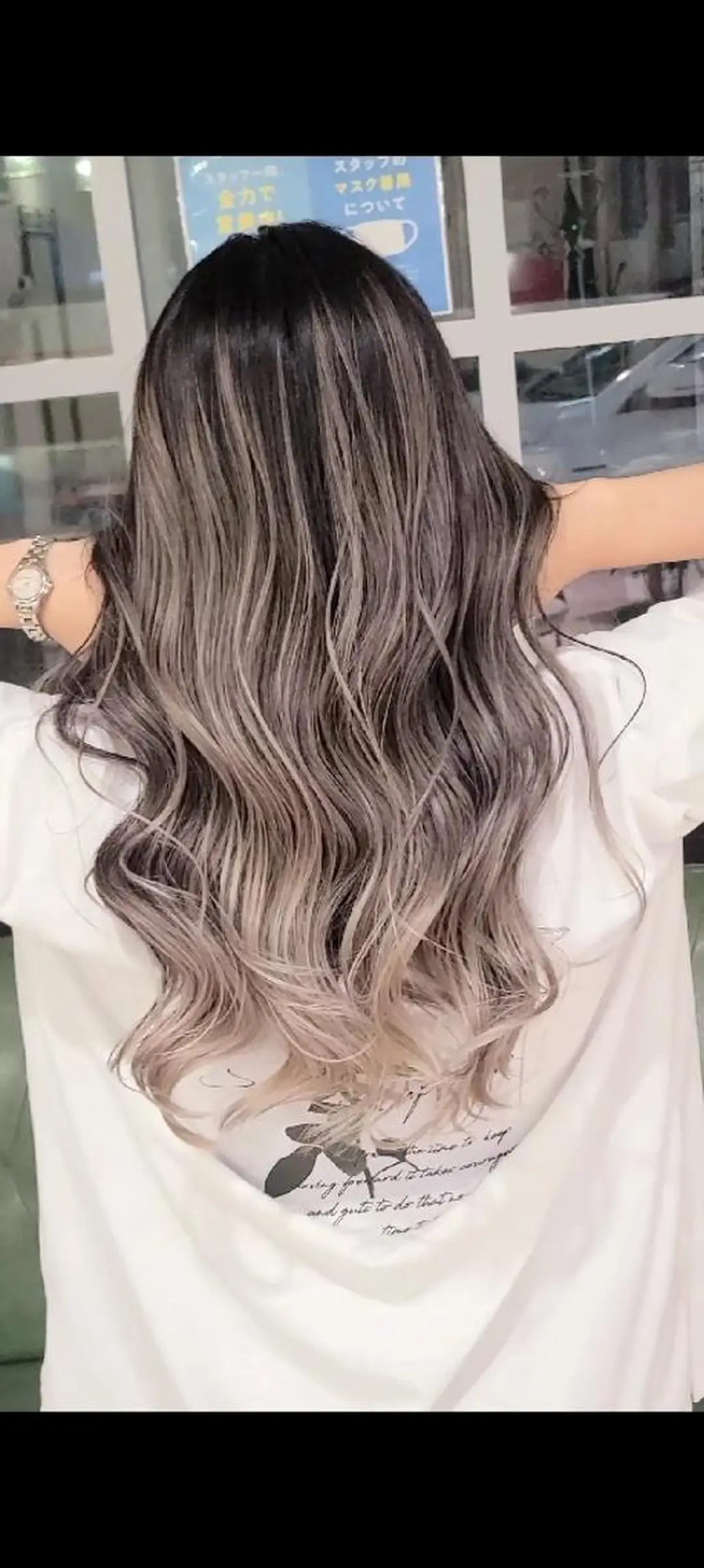 ロング カラー アッシュ アッシュグレー バレイヤージュ ベージュカラー ブリーチ バレイヤージュ/ ハイライト/大内格のヘアスタイル