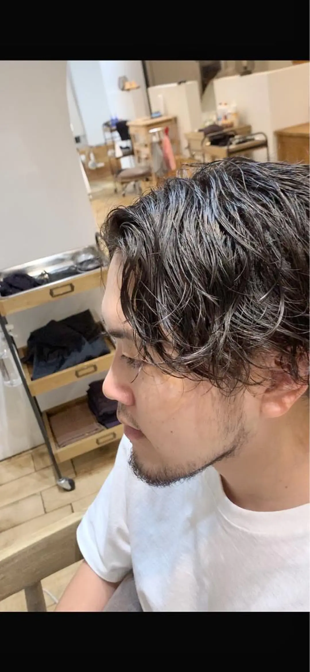 ミディアム パーマ メンズ ミディアムパーマ メンズブリーチ センターパート フェードカット メンズハイライト メンズStylist 山根慧のヘアスタイル