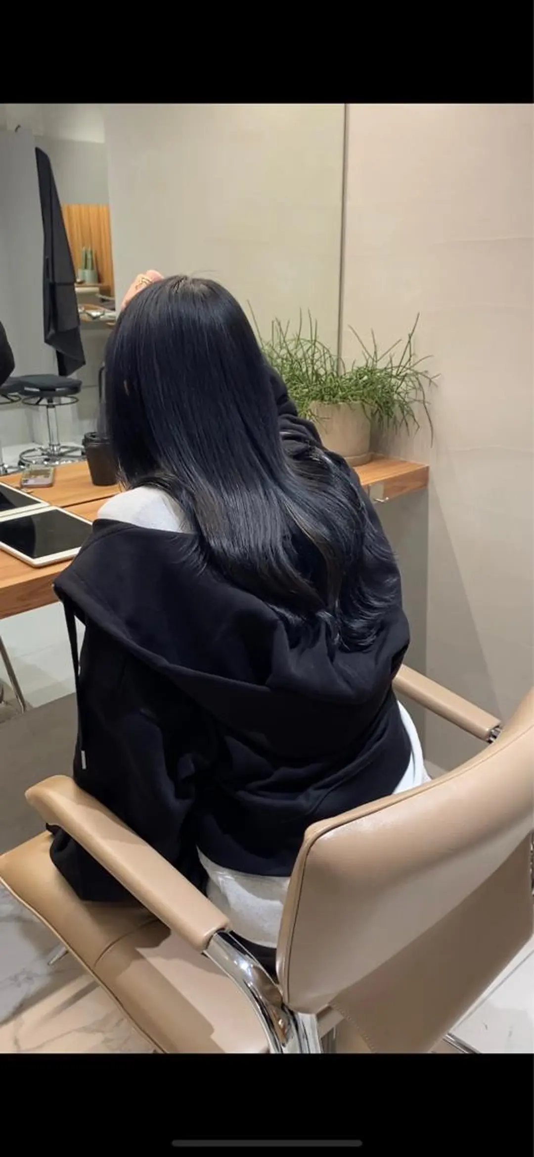 ロング ブリーチなし 寒色カラーのヘアスタイル