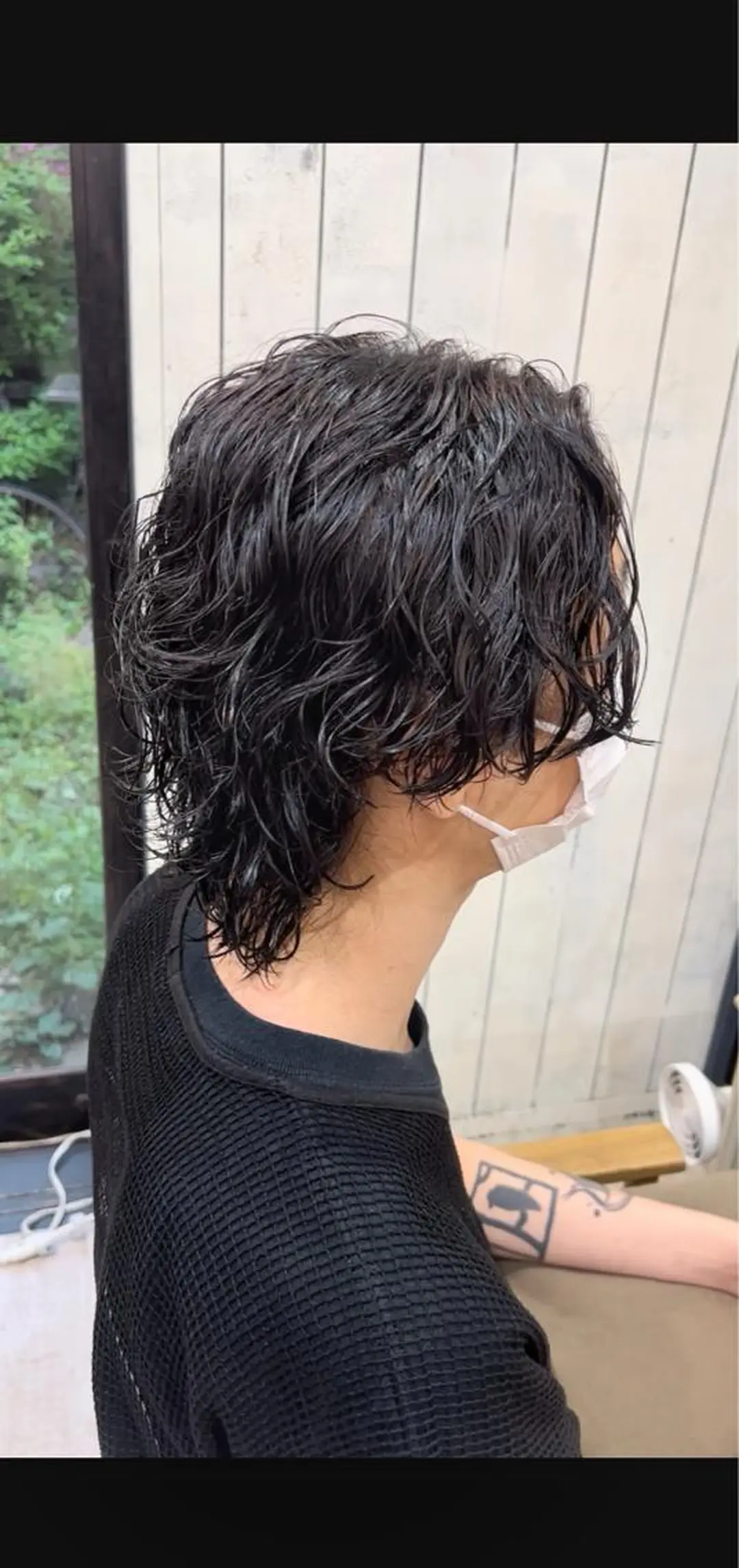 ミディアム パーマ メンズ ミディアムパーマ メンズブリーチ センターパート フェードカット メンズハイライト カット パーマ ヘアセット メンズStylist 山根慧のヘアスタイル