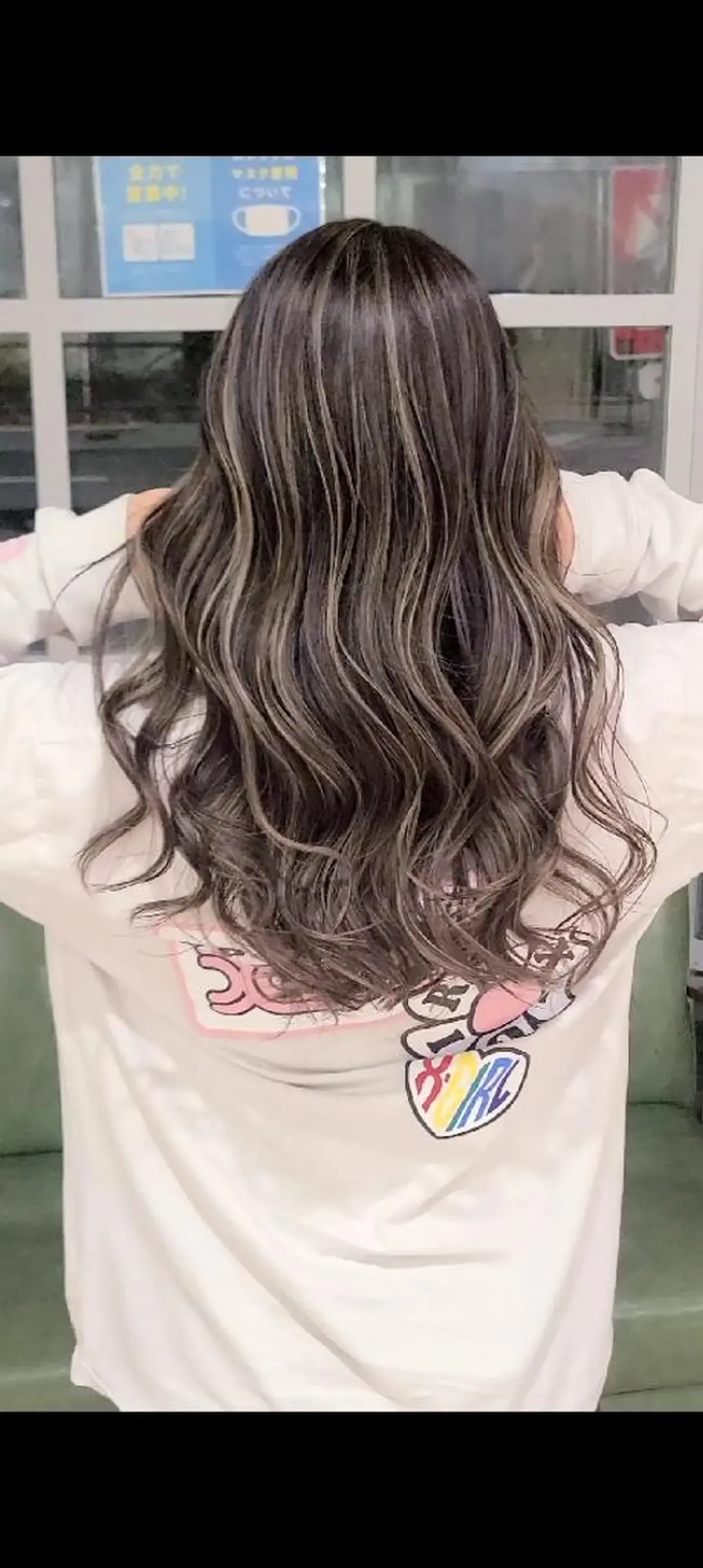 ロング カラー アッシュ アッシュグレー バレイヤージュ ベージュカラー ブリーチ ヘアカラー cherie所属・バレイヤージュ/ ハイライト/大内格のヘアスタイル