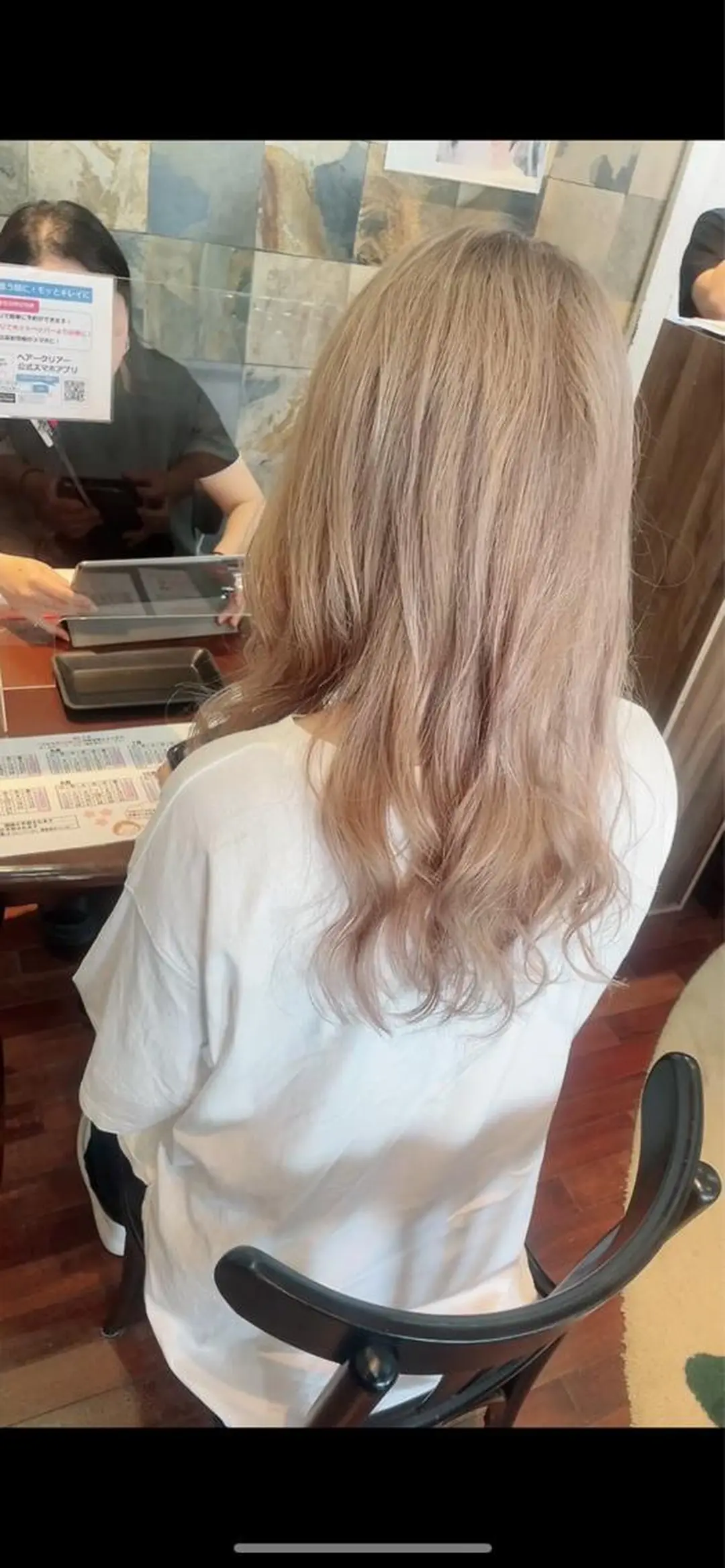 ロング カラー ヘアアレンジ ベージュカラー ブリーチ ケアブリーチ ミルクティーベージュ ホワイトミルクティーベージュ 福見 美保のヘアスタイル