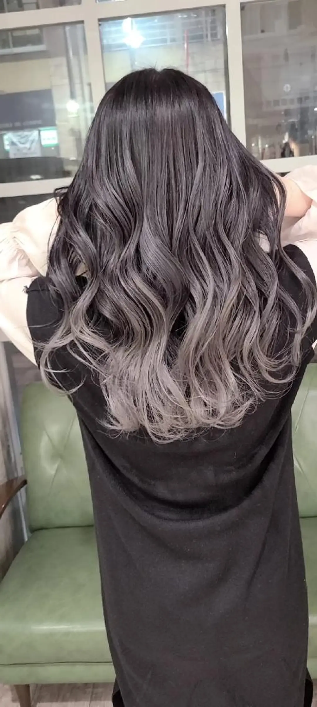 ロング カラー アッシュ アッシュグレー バレイヤージュ ベージュカラー ブリーチ cherie所属・バレイヤージュ/ ハイライト/大内格のヘアスタイル