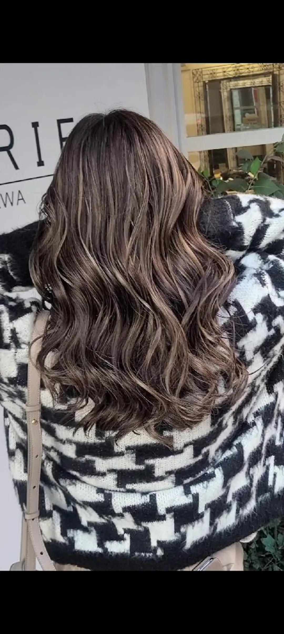 ロング カラー アッシュ アッシュグレー バレイヤージュ ベージュカラー ブリーチ ヘアカラー cherie所属・バレイヤージュ/ ハイライト/大内格のヘアスタイル