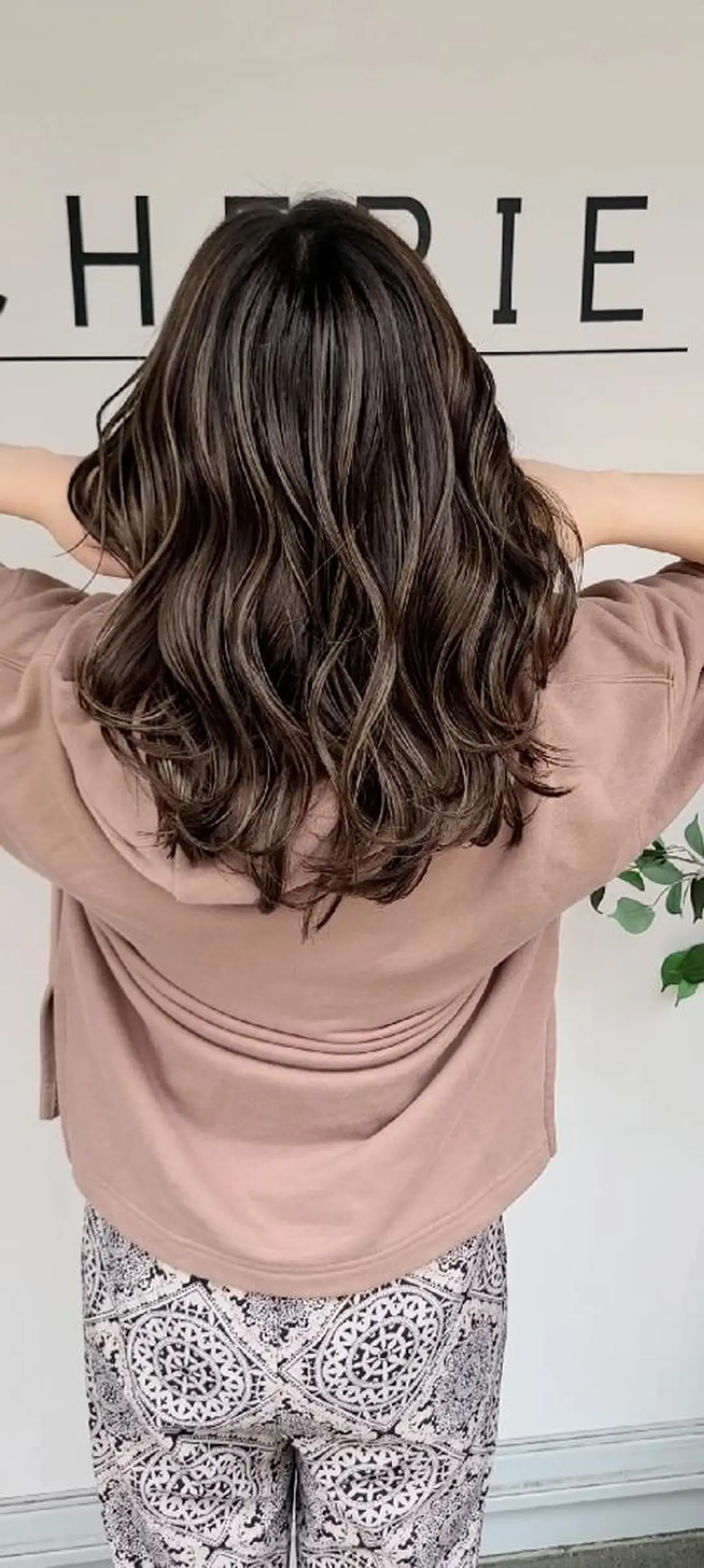 セミロング カラー アッシュ アッシュグレー バレイヤージュ ベージュカラー ブリーチ カット ヘアカラー トリートメント cherie所属・バレイヤージュ/ ハイライト/大内格のヘアスタイル