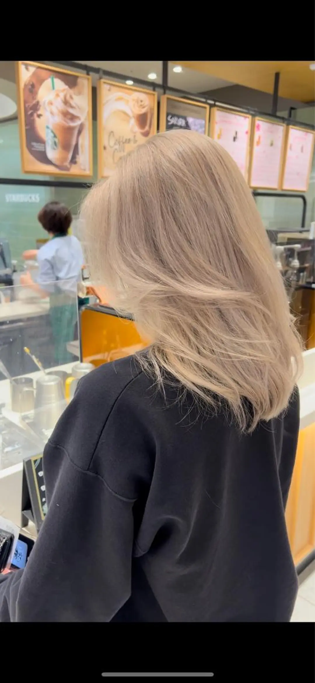 セミロング カラー レイヤーカット 乕谷 美潮のヘアスタイル