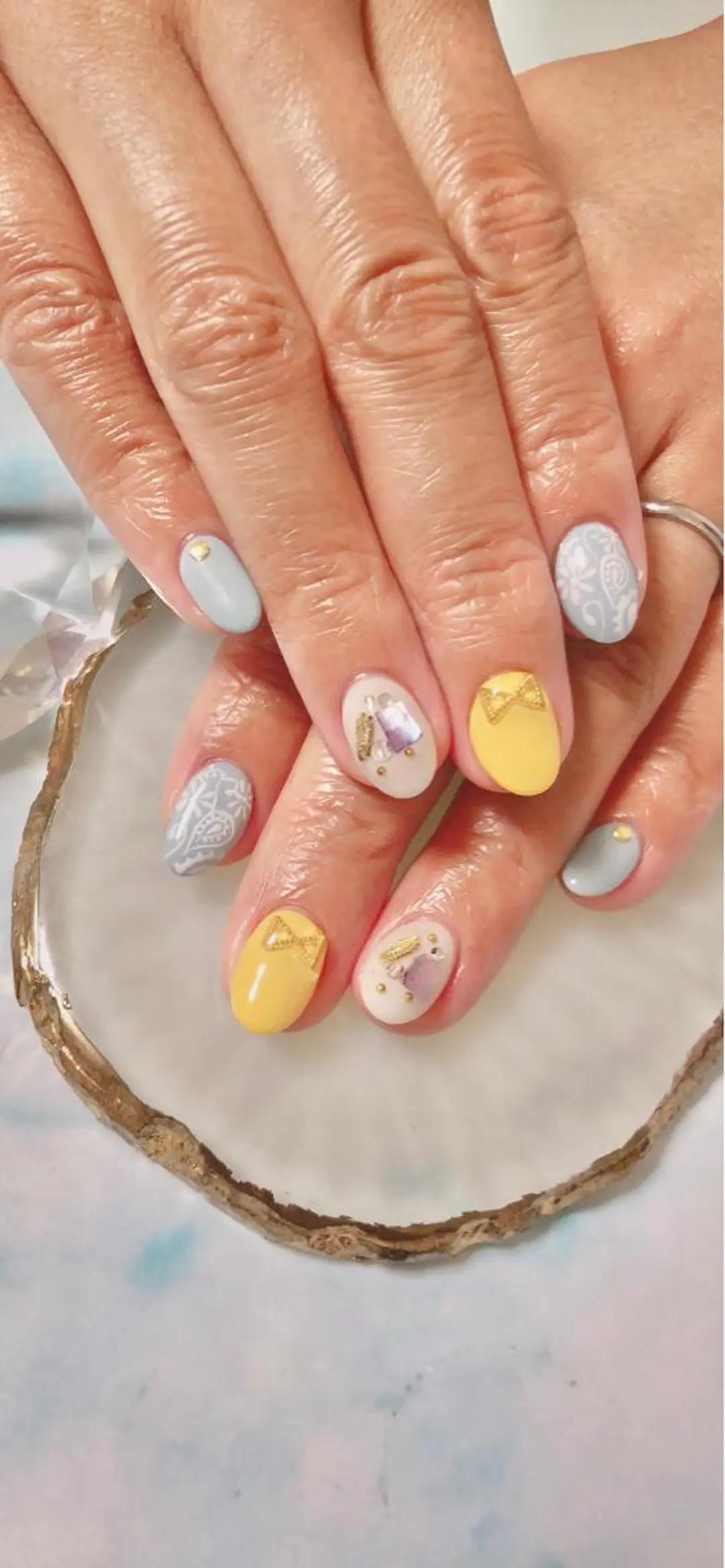 ミディアム カラー キッズ ネイル マツエク・マツパ ハンドネイル ハンドケア 💎ビューティサロン 湘南　RIRAN💎のネイルデザイン