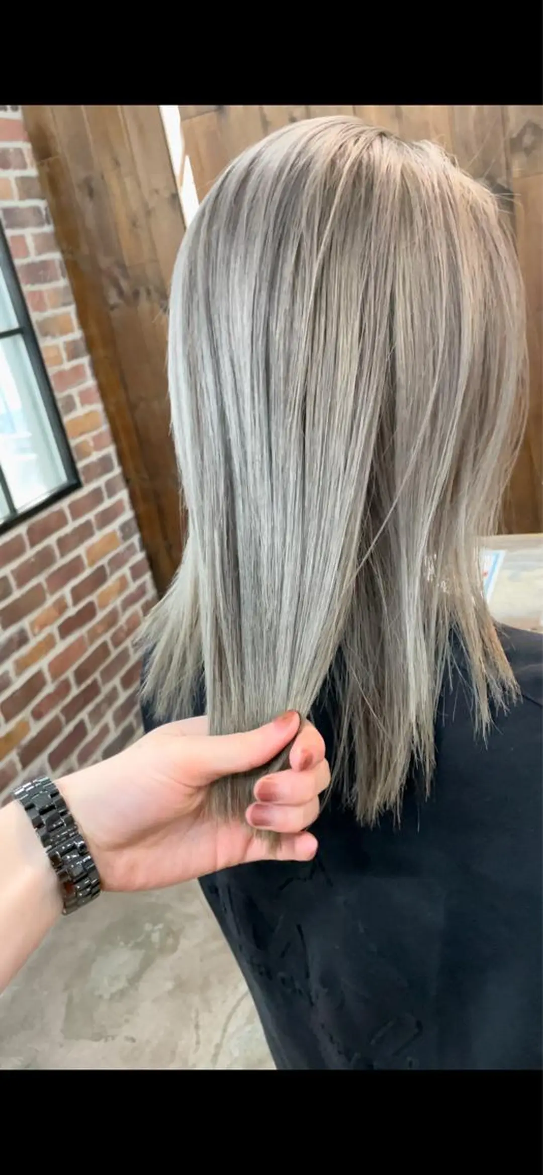 ミディアム ヘアカラー トリートメント 白いハイライト🤍 タナカリョウスケのヘアスタイル