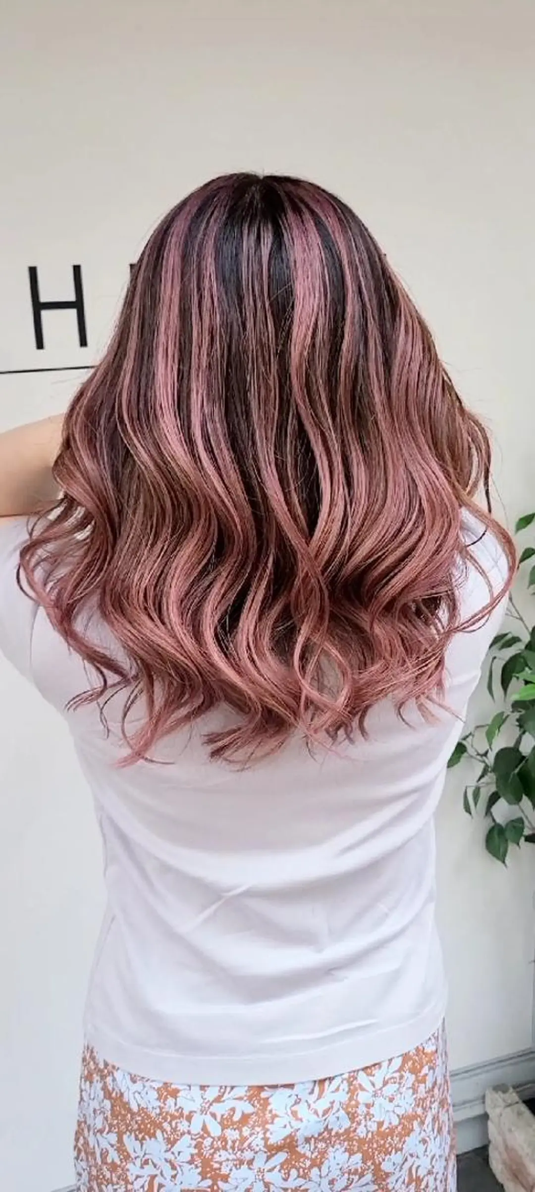セミロング カラー バレイヤージュ ピンクカラー 外国人風カラー レイヤーカット cherie所属・バレイヤージュ/ ハイライト/大内格のヘアスタイル