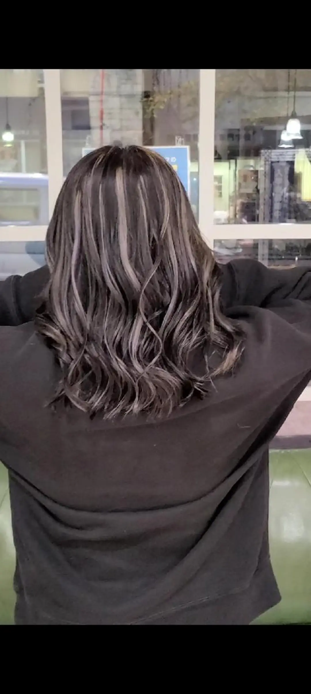 ミディアム カラー アッシュ アッシュグレー バレイヤージュ ベージュカラー ブリーチ ヘアカラー cherie所属・バレイヤージュ/ ハイライト/大内格のヘアスタイル